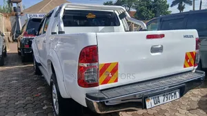 Toyota Hilux 2012 White