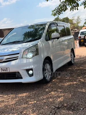 Toyota Noah 2011 White
