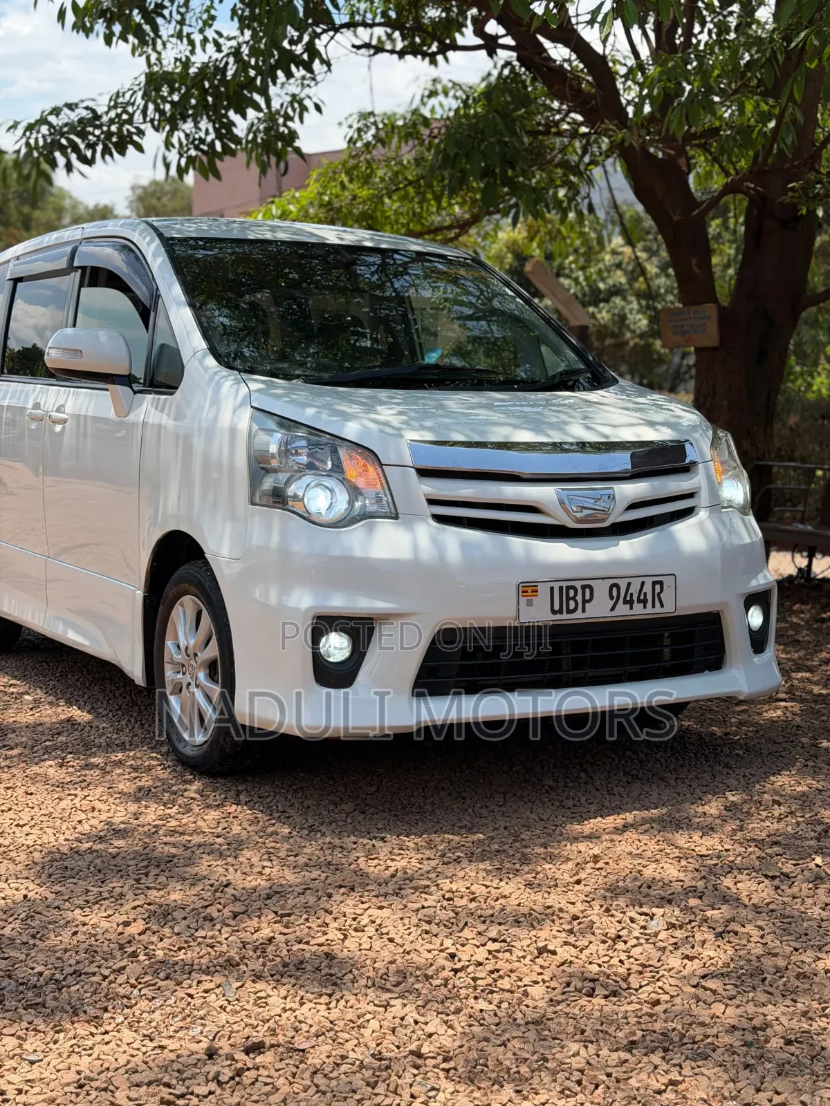 Toyota Noah 2011 White