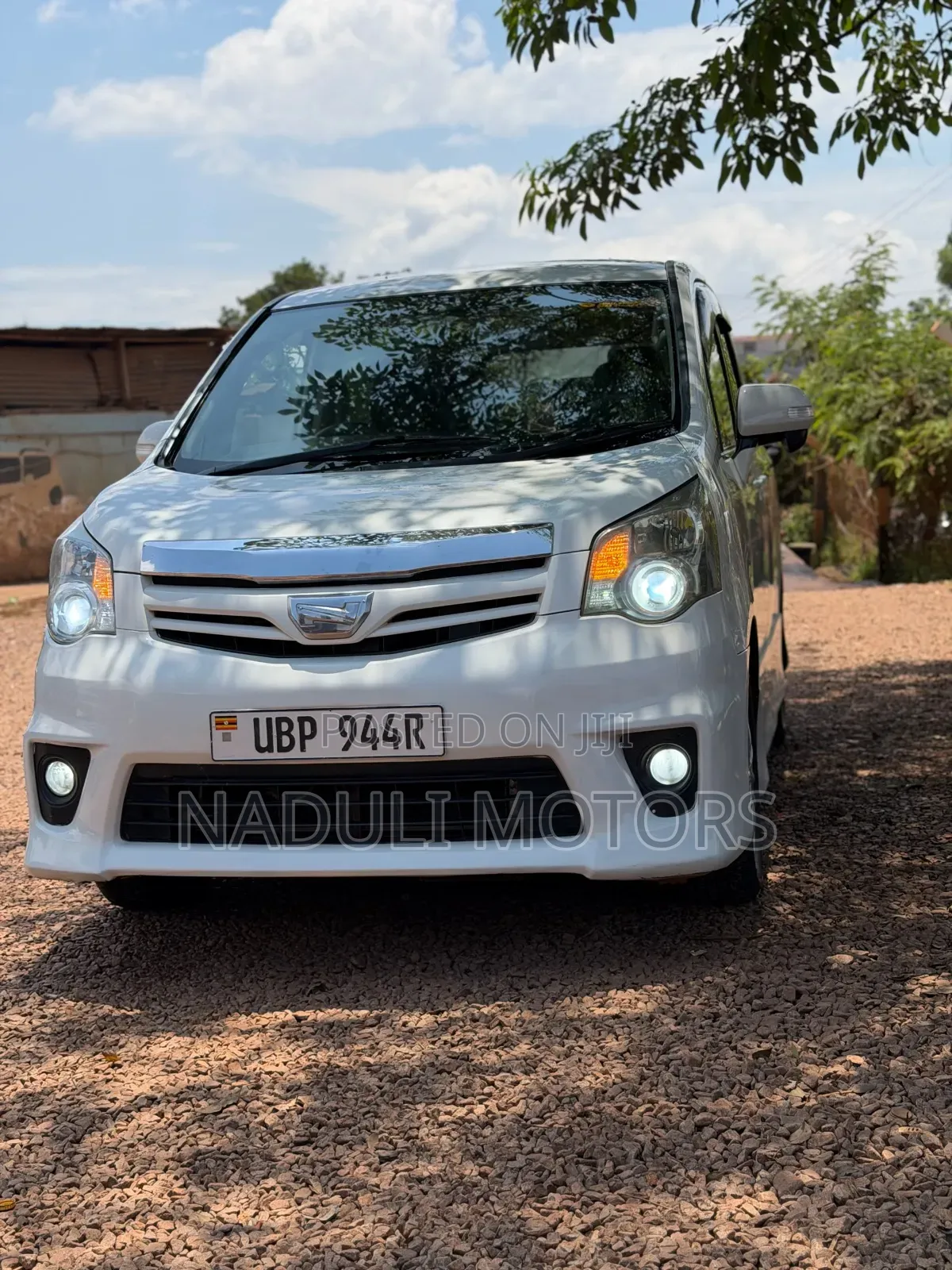 Toyota Noah 2011 White