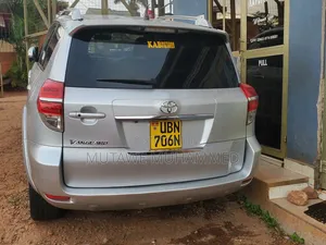 Toyota Vanguard 2010 Silver