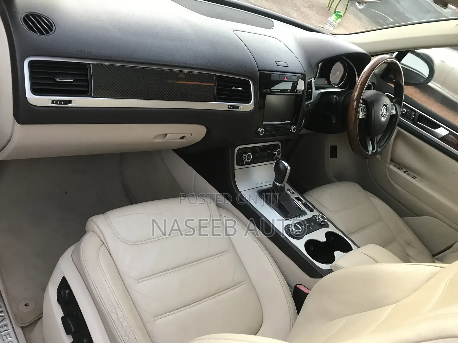 Volkswagen Touareg 2012 Gold
