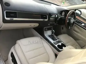 Volkswagen Touareg 2012 Gold