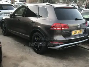 Volkswagen Touareg 2012 Gold