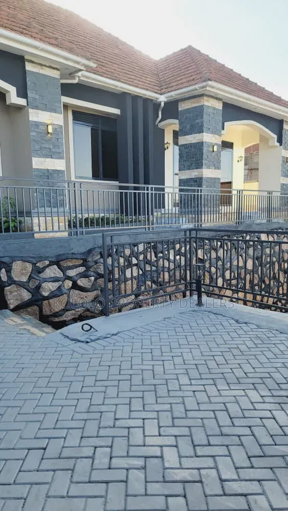 4bdrm Mansion in Bwebajja, Central Division for sale