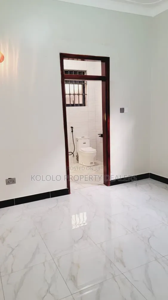 4bdrm Mansion in Bwebajja, Central Division for sale