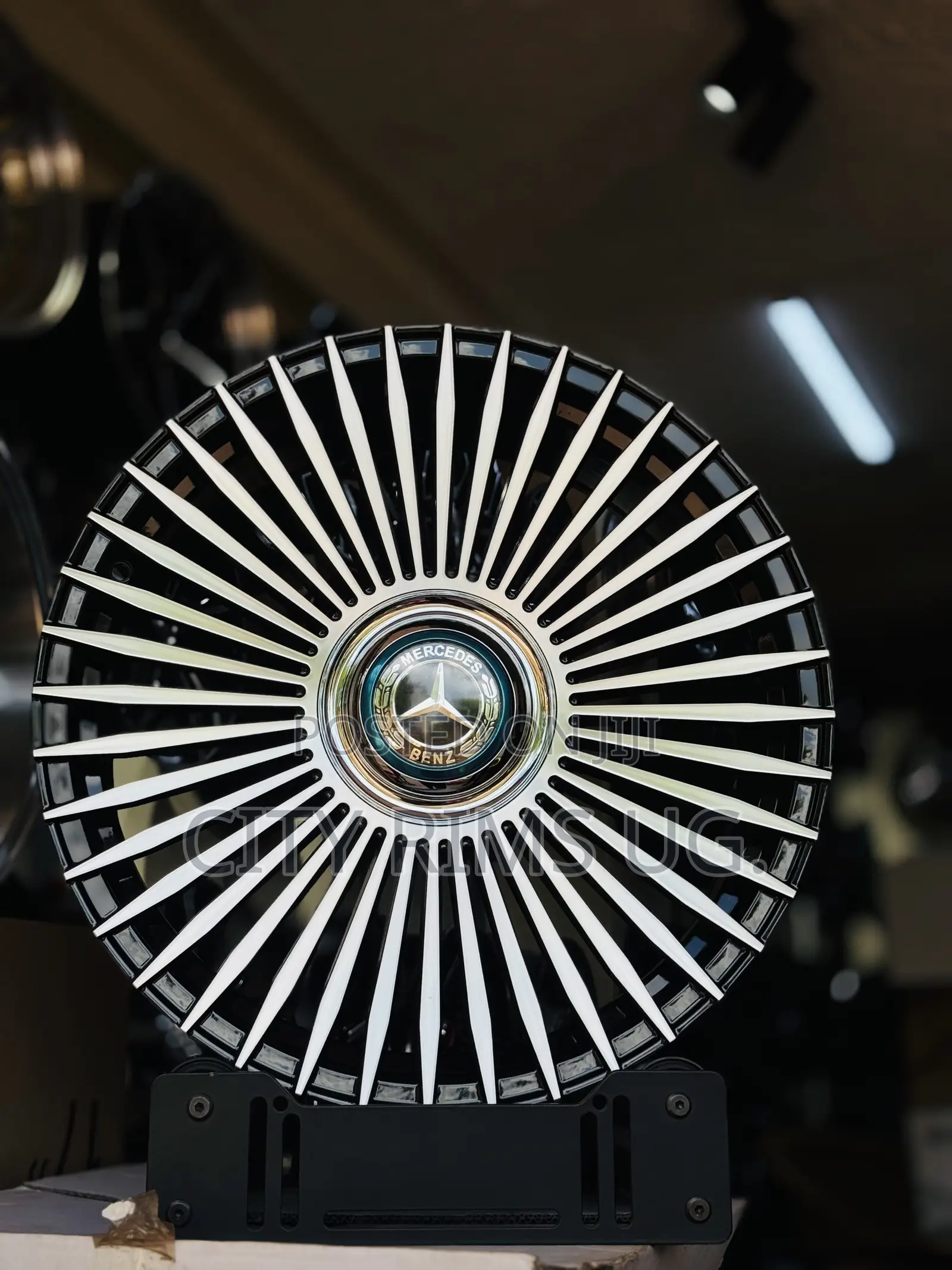 Mercedes Benz Spinning Rims