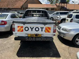 Toyota Hilux 1999 White