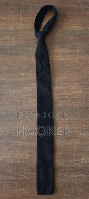 Brown and Hand Sawed Chrochet Tie in 2ndhand.