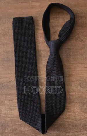 Brown and Hand Sawed Chrochet Tie in 2ndhand.