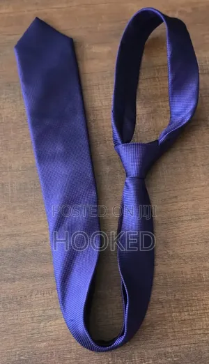 Purple 2ndhand Necktie in Silk With Mild Patterns