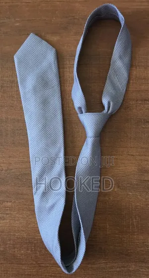 Subtle Patterns in a Chic Gray 2ndhand Necktie.