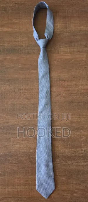 Subtle Patterns in a Chic Gray 2ndhand Necktie.