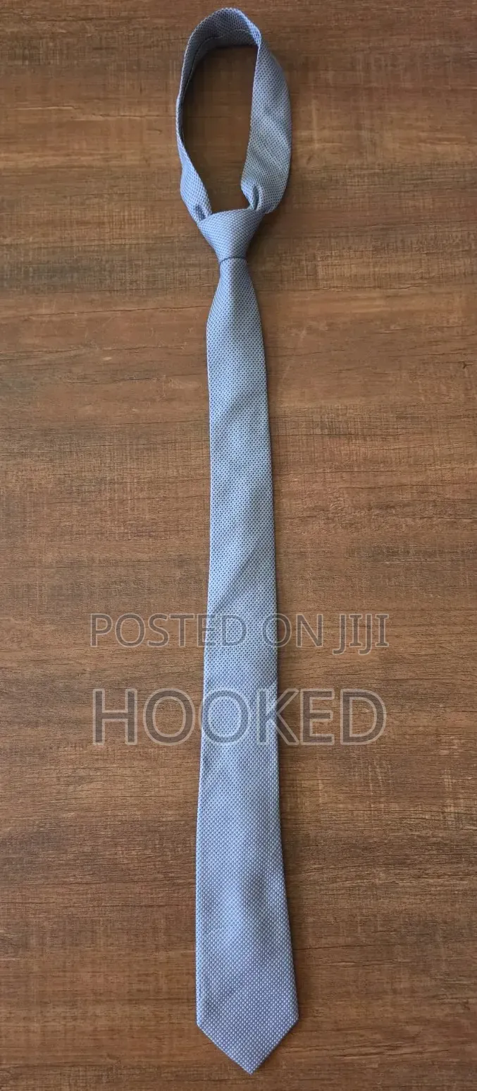 Subtle Patterns in a Chic Gray 2ndhand Necktie.