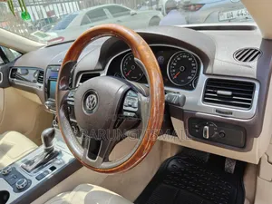 Volkswagen Touareg 2013 Gold
