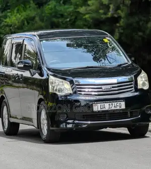 Toyota Noah 2.0 143hp FWD (8 Seater) 2011 Black
