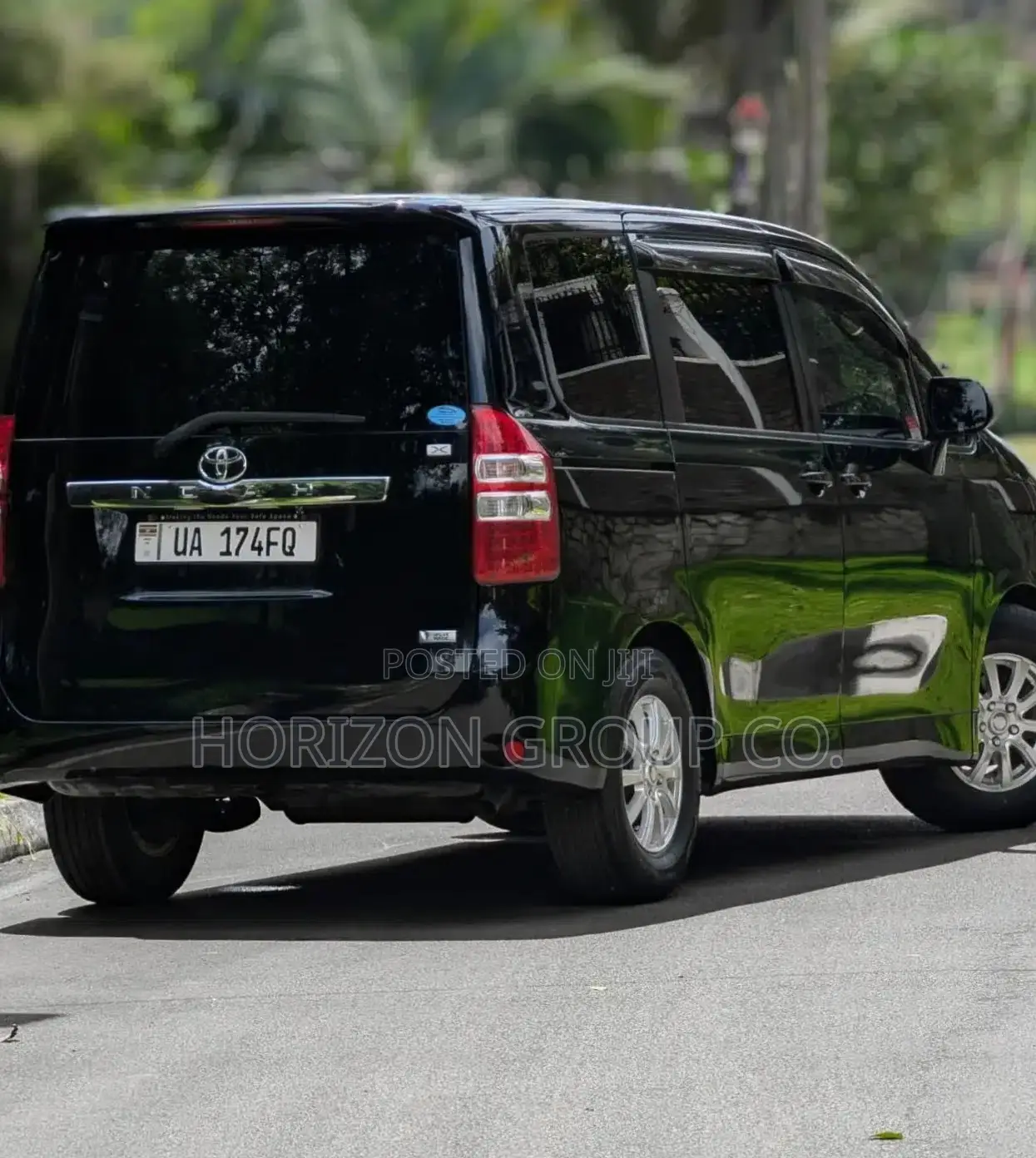 Toyota Noah 2.0 143hp FWD (8 Seater) 2011 Black
