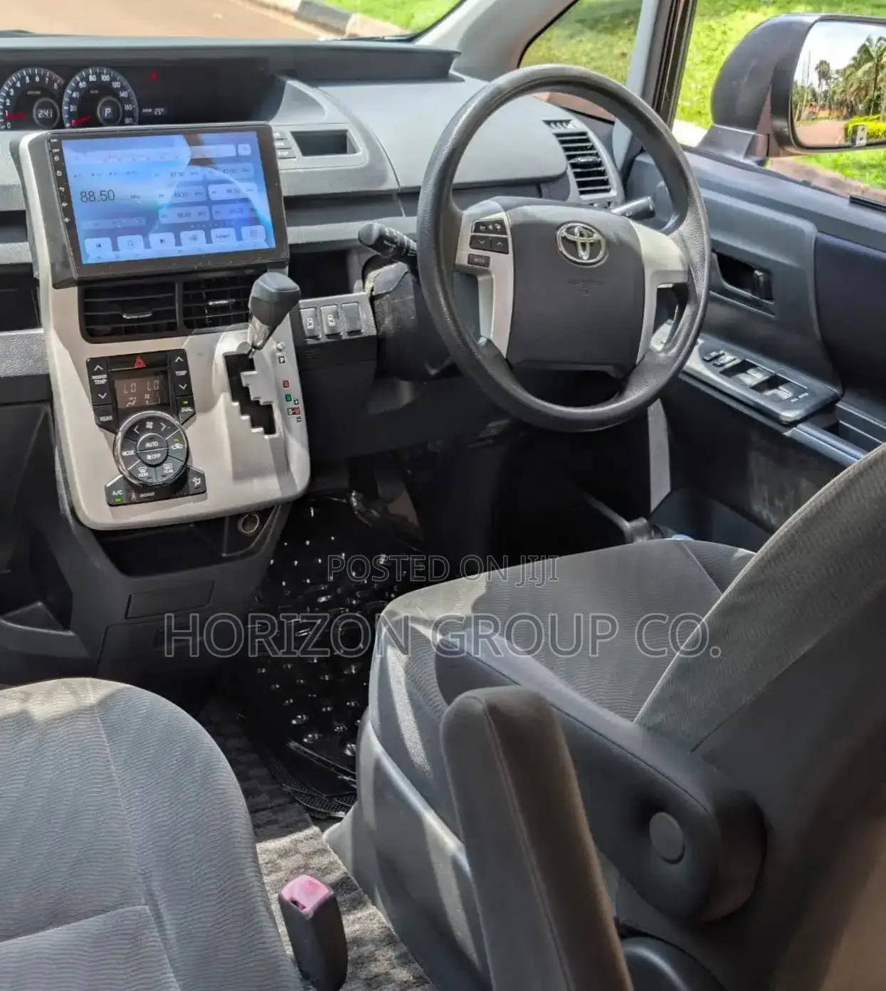 Toyota Noah 2.0 143hp FWD (8 Seater) 2011 Black