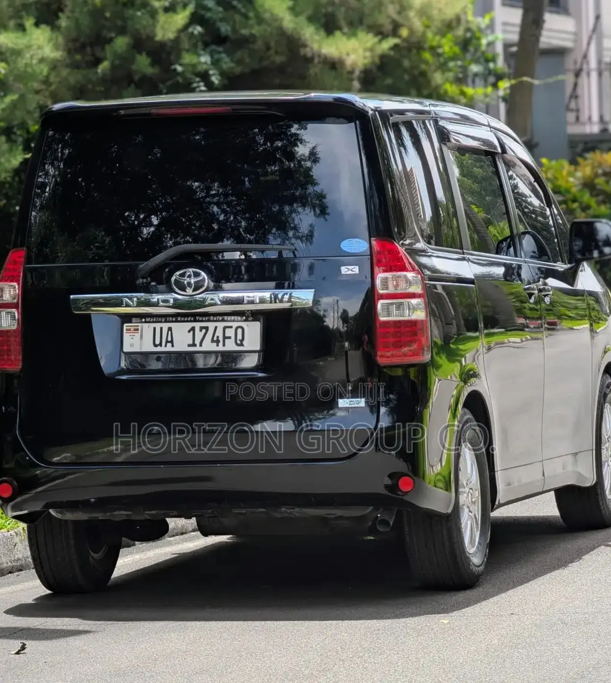 Toyota Noah 2.0 143hp FWD (8 Seater) 2011 Black