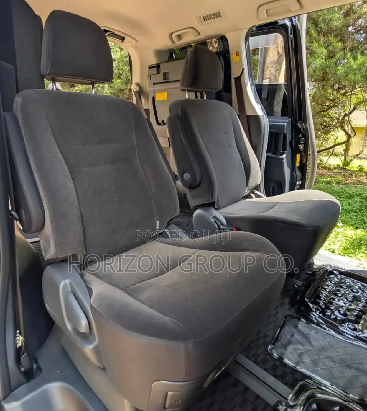 Toyota Noah 2.0 143hp FWD (8 Seater) 2011 Black