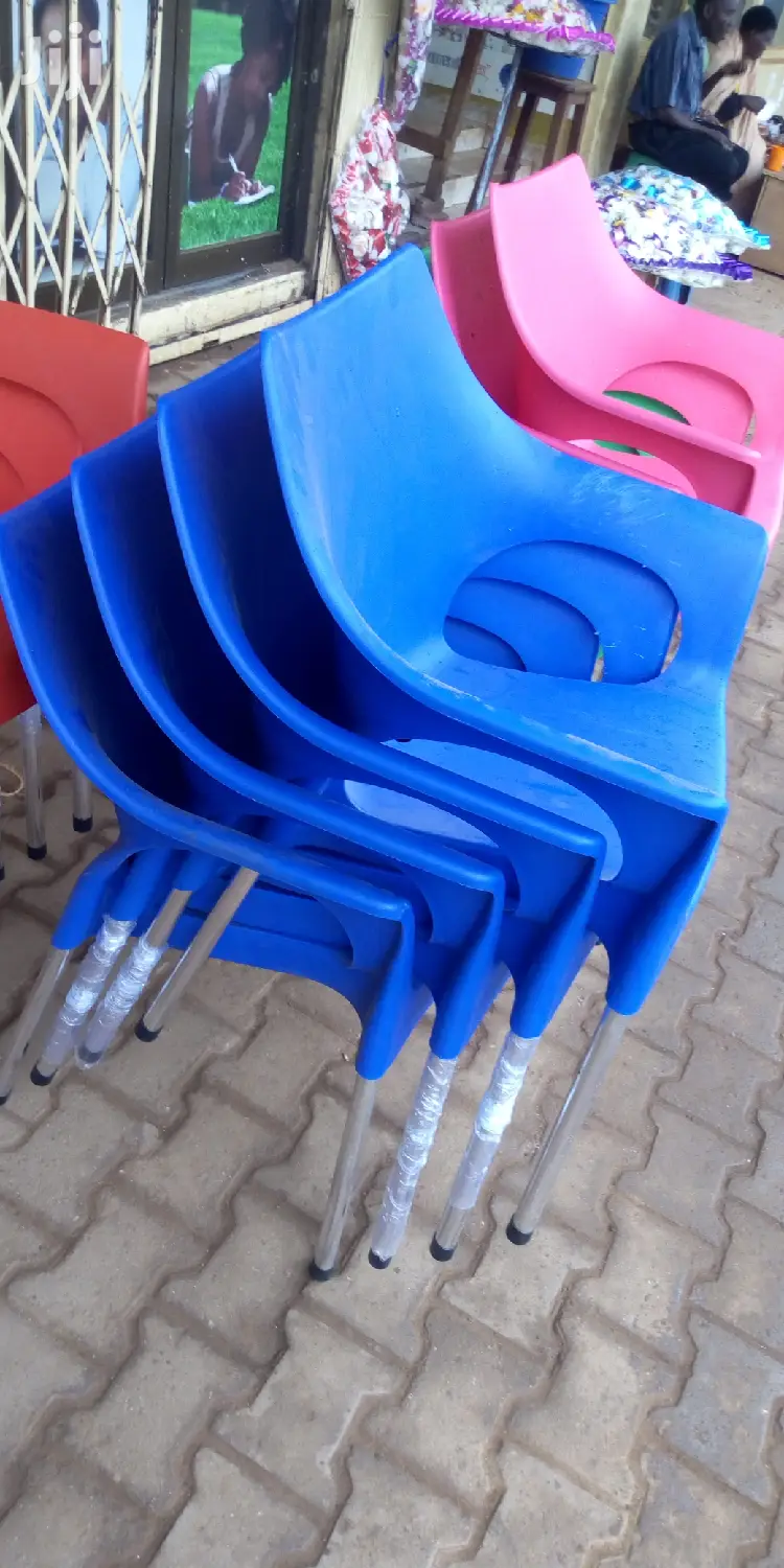 Plastic Chairs With Metallic Stands