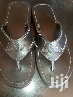 Long Lasting All Weather Sandals in Black en Brown