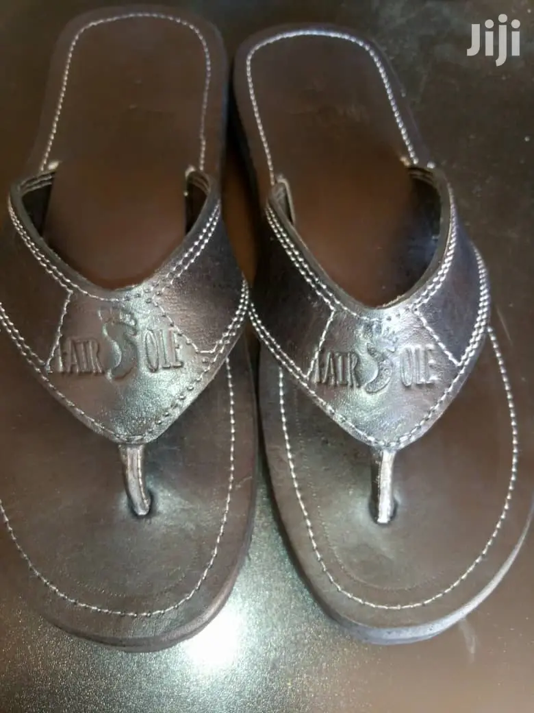Long Lasting All Weather Sandals in Black en Brown