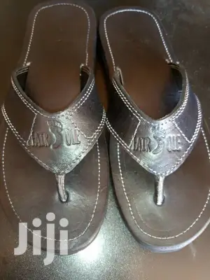 Long Lasting All Weather Sandals in Black en Brown