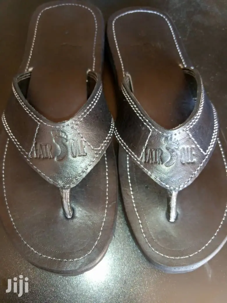 Long Lasting All Weather Sandals in Black en Brown
