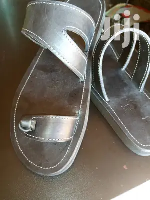 Long Lasting All Weather Sandals in Black en Brown