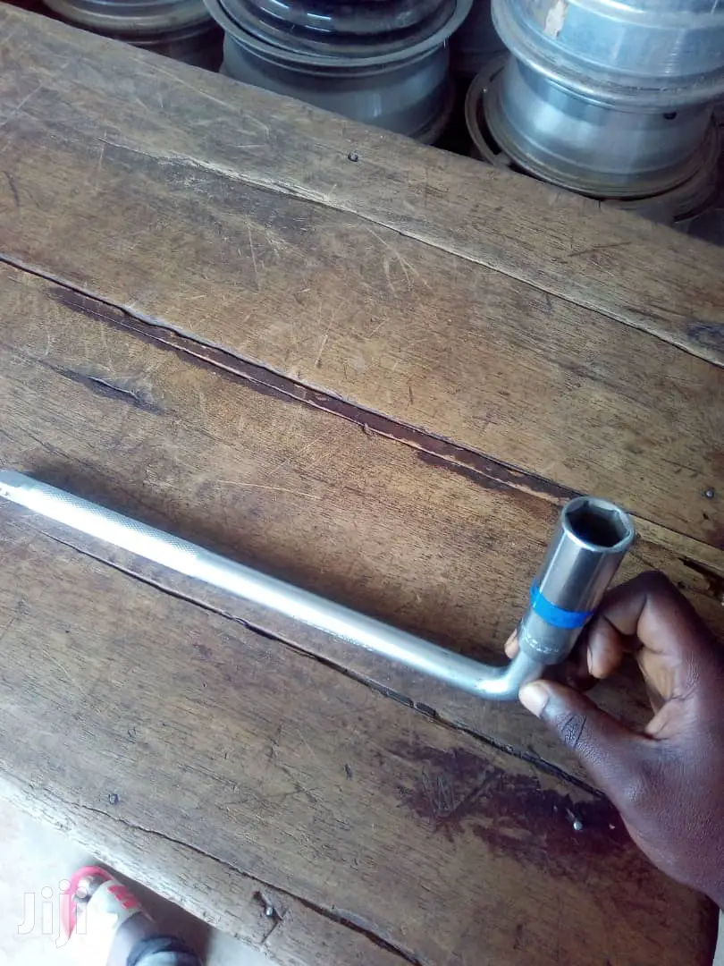 19mm Nuts Opener Plus Handlee