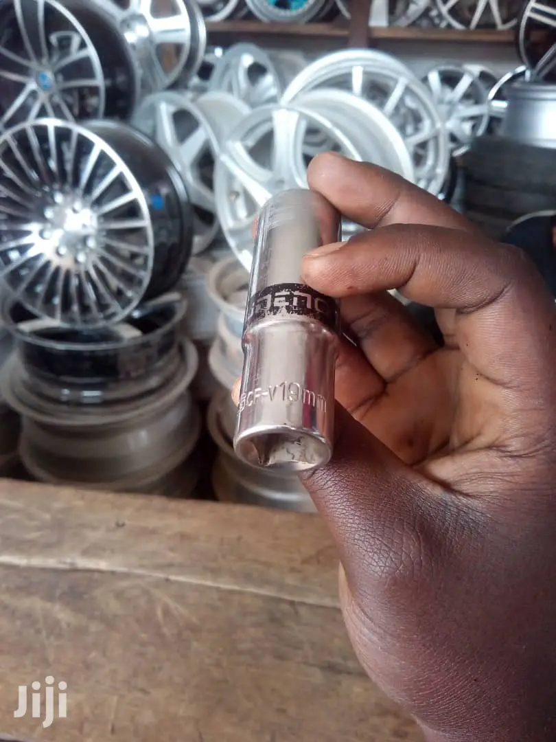 19mm Nuts Opener Plus Handlee