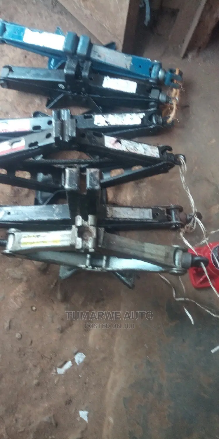 Car Jacks 32