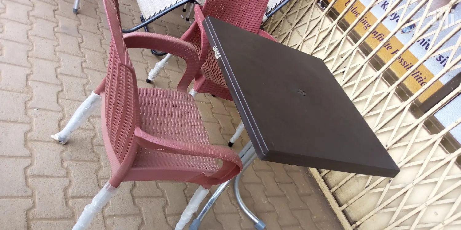 Plastic Restourant Set With Metallic Stands