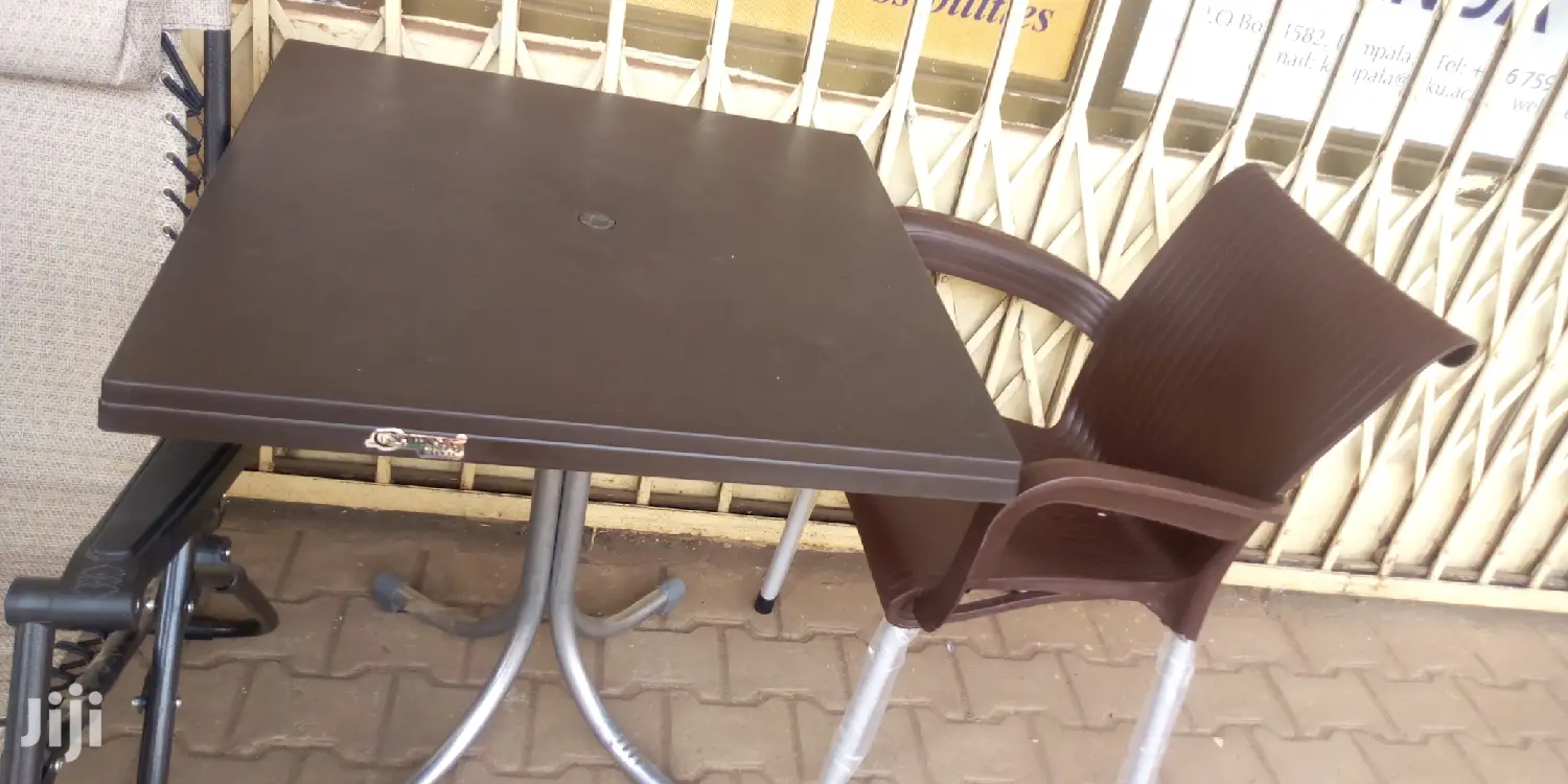 Restourant Plastic Table With Metallic Stands