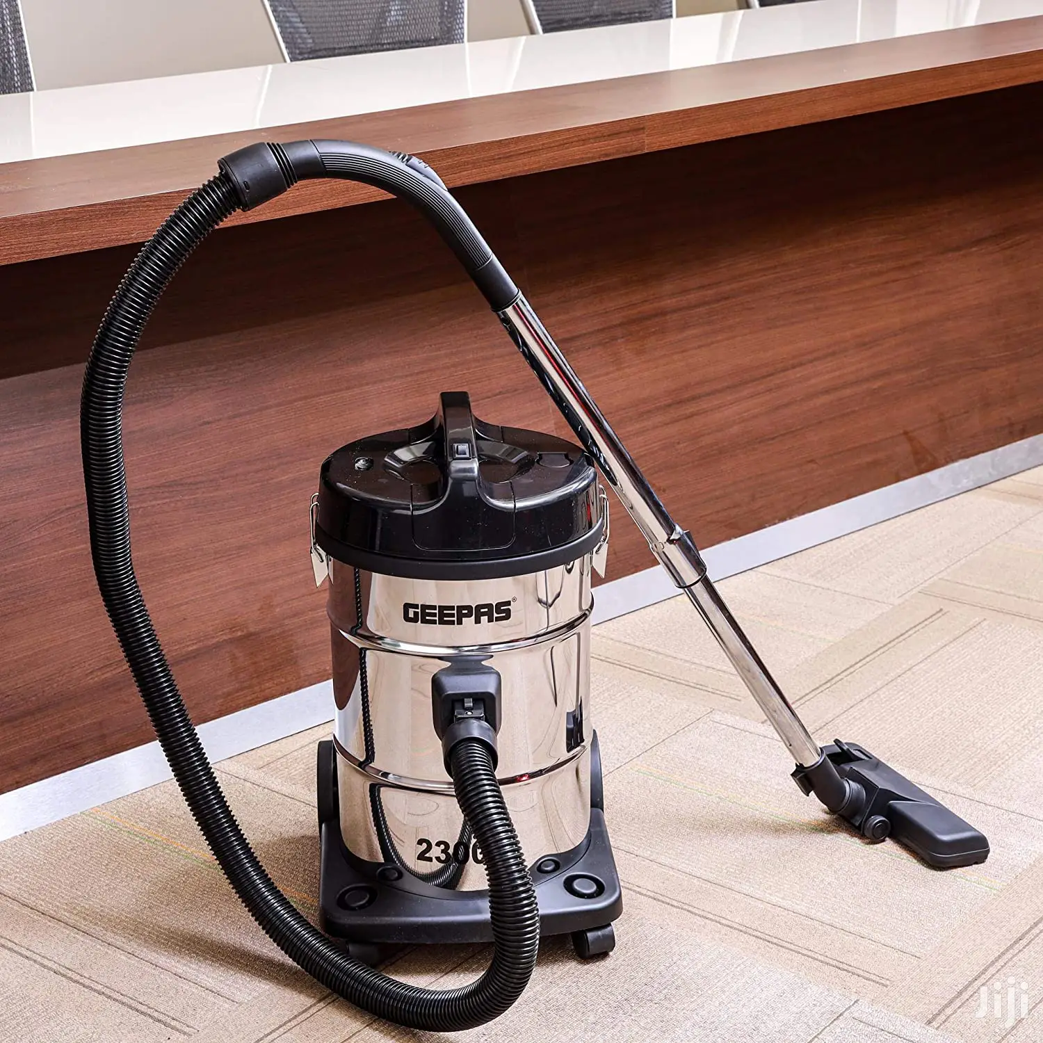 Geepas 23L Stainless Steel 2 in 1 Vacuum Cleaner 2300W
