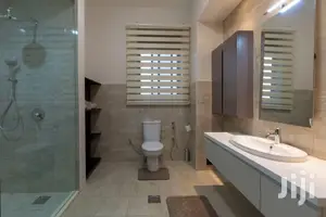 Desirable Large Corner Apartment With Water Views
