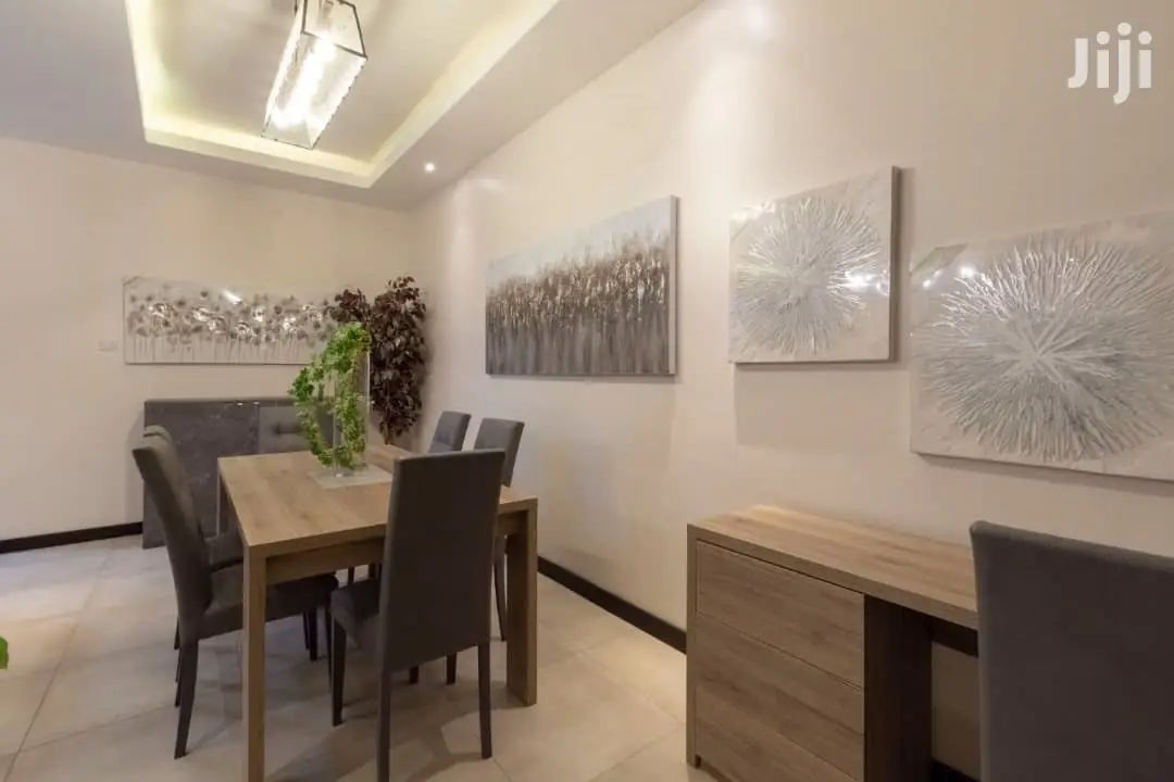 Desirable Large Corner Apartment With Water Views