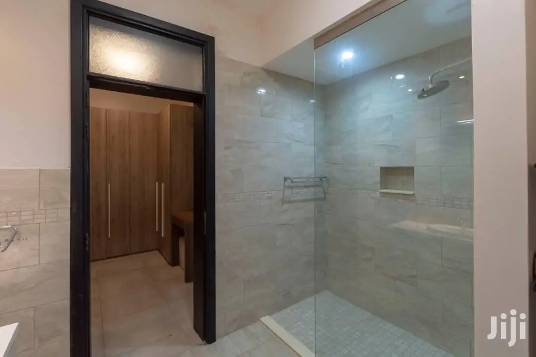 Desirable Large Corner Apartment With Water Views