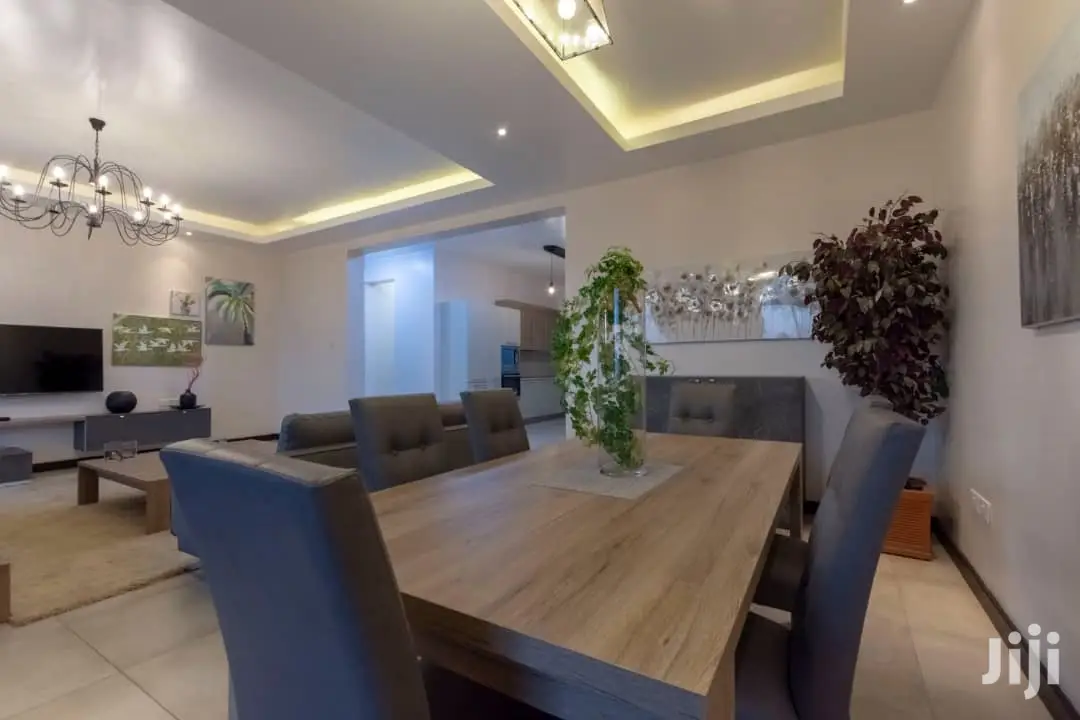 Desirable Large Corner Apartment With Water Views