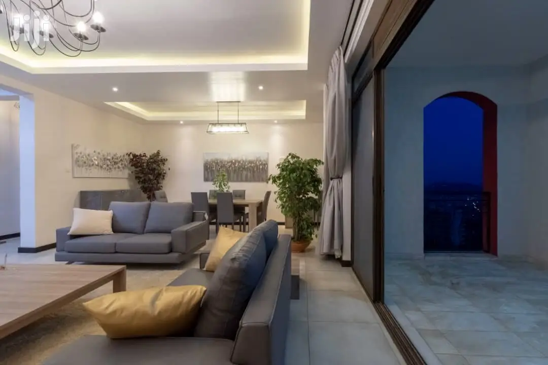 Desirable Large Corner Apartment With Water Views