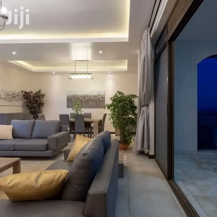 Desirable Large Corner Apartment With Water Views