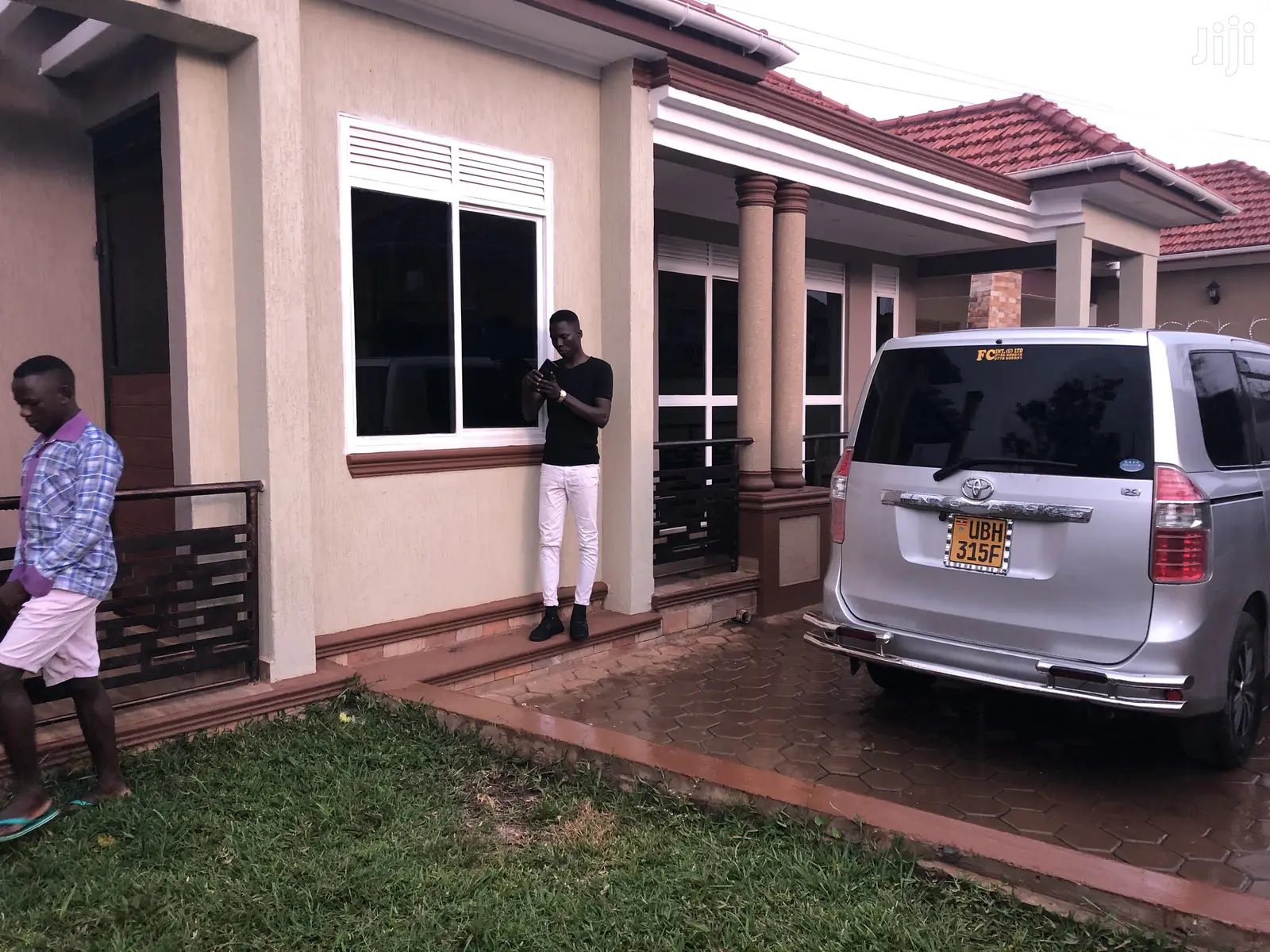Kira Posh House in Tarmacked Neighborhood on Sale