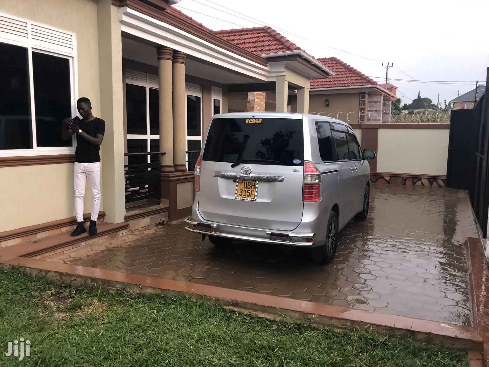Kira Posh House in Tarmacked Neighborhood on Sale