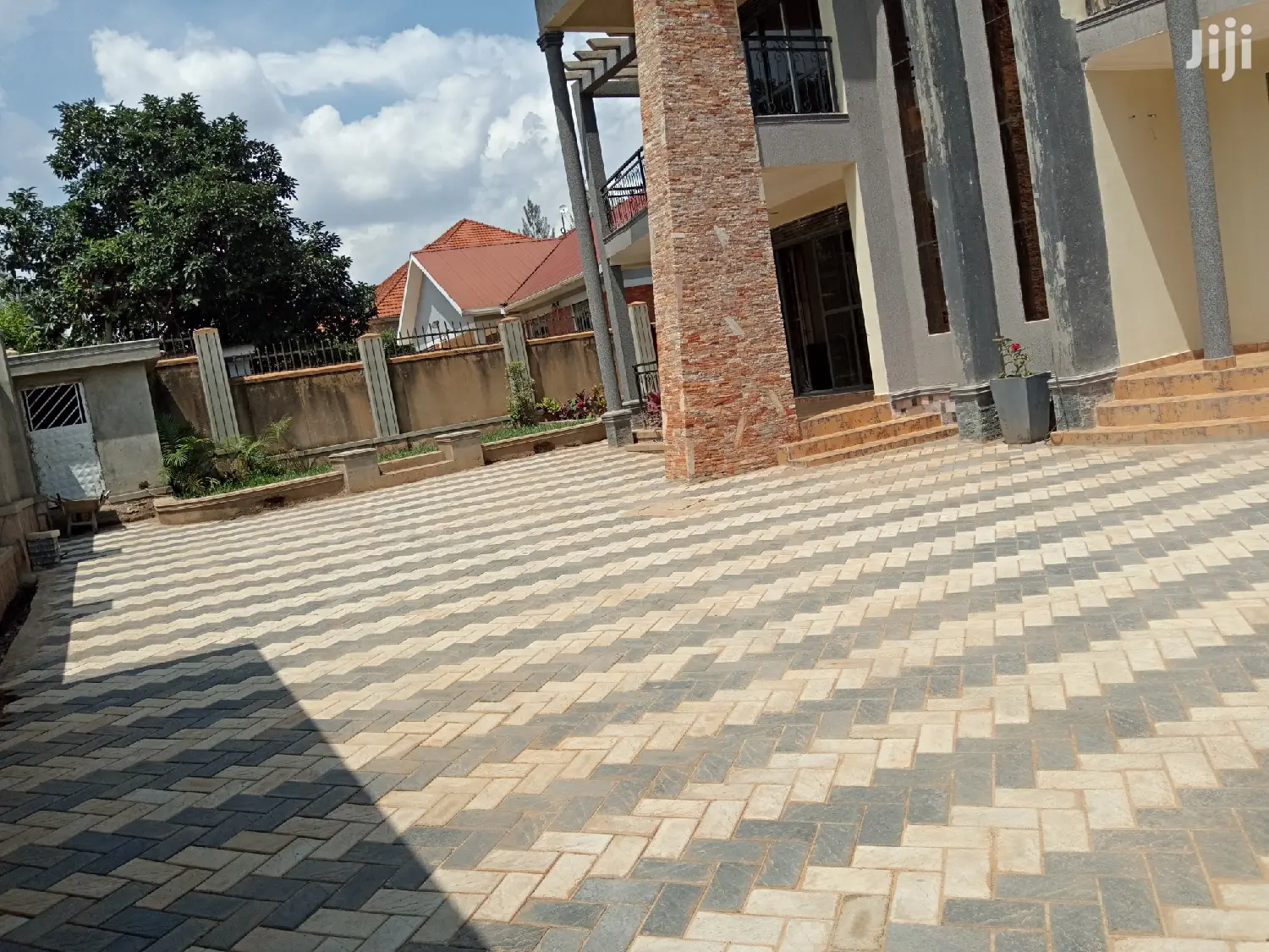 Mansion in Naalya on Sell