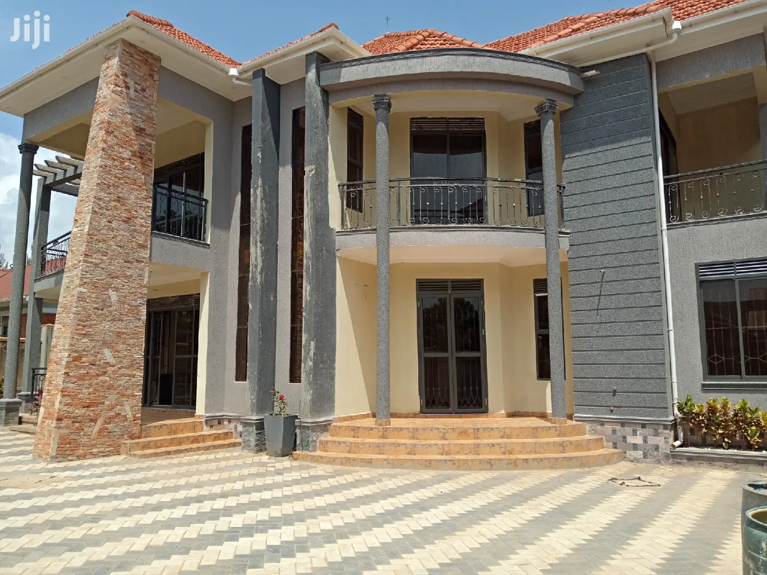 Mansion in Naalya on Sell