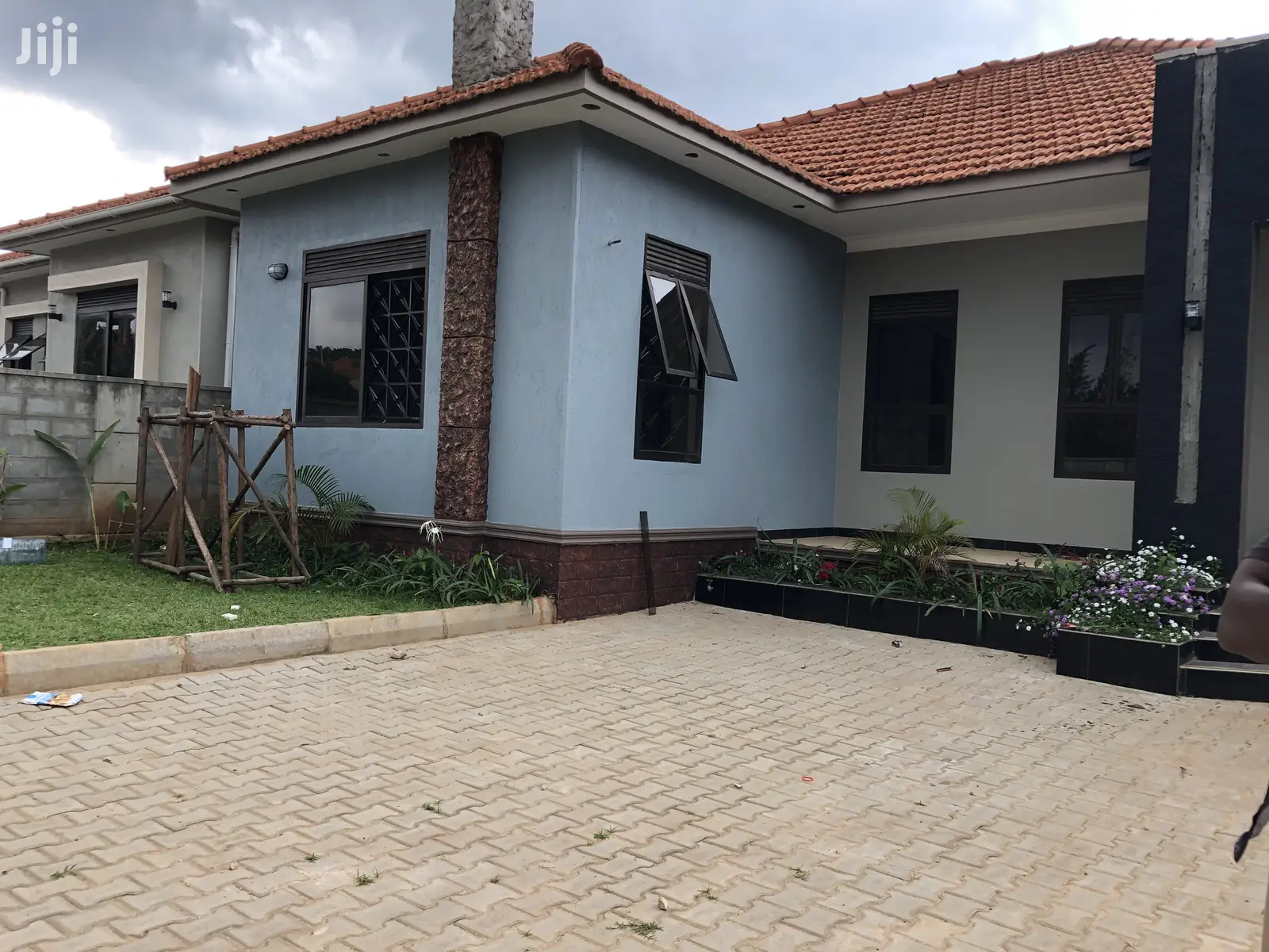 House in Kiira on Sale