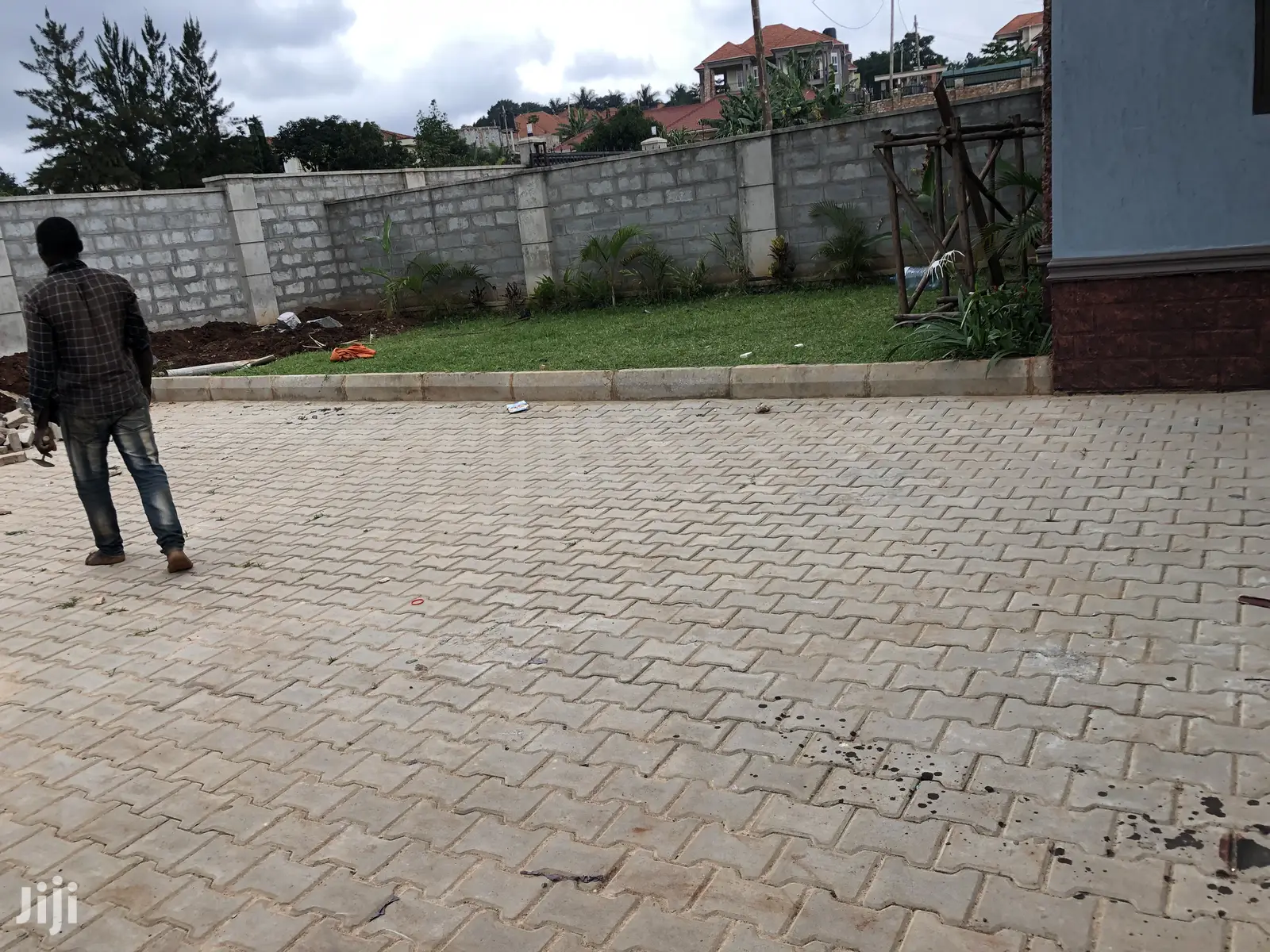 House in Kiira on Sale
