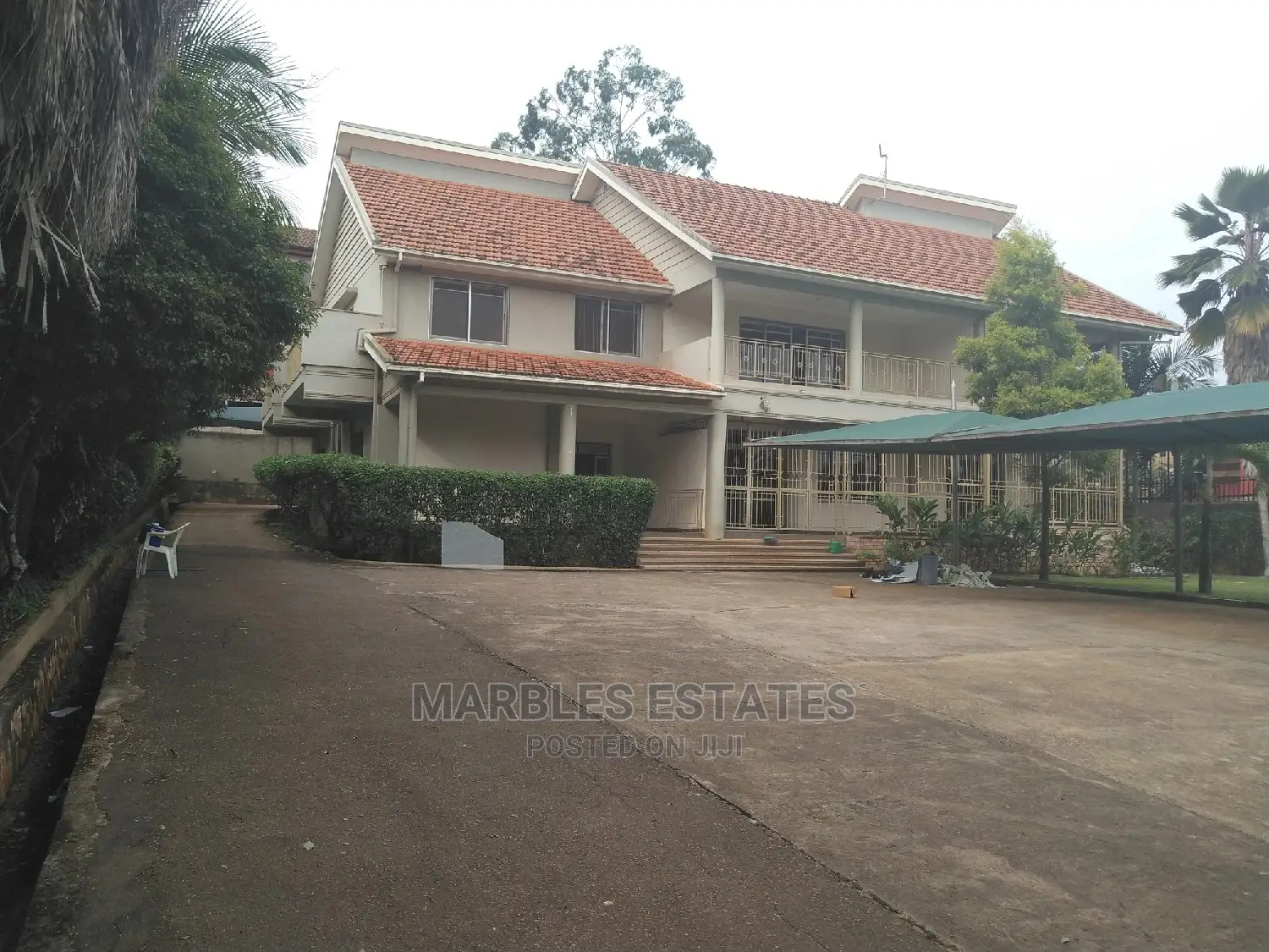 8 Bedrooms House for Rent in Bugolobi With a Pool
