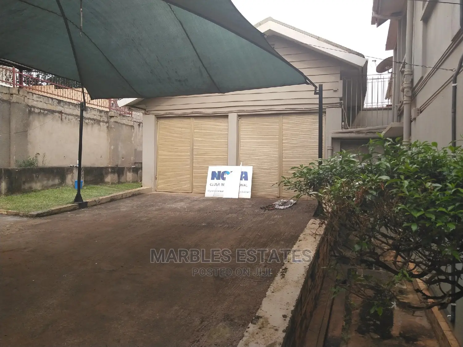 8 Bedrooms House for Rent in Bugolobi With a Pool